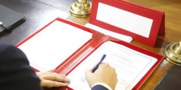 مجلس الحكومة يصادق على مشروع مرسوم يتعلق بتفويض السلطة والإمضاء